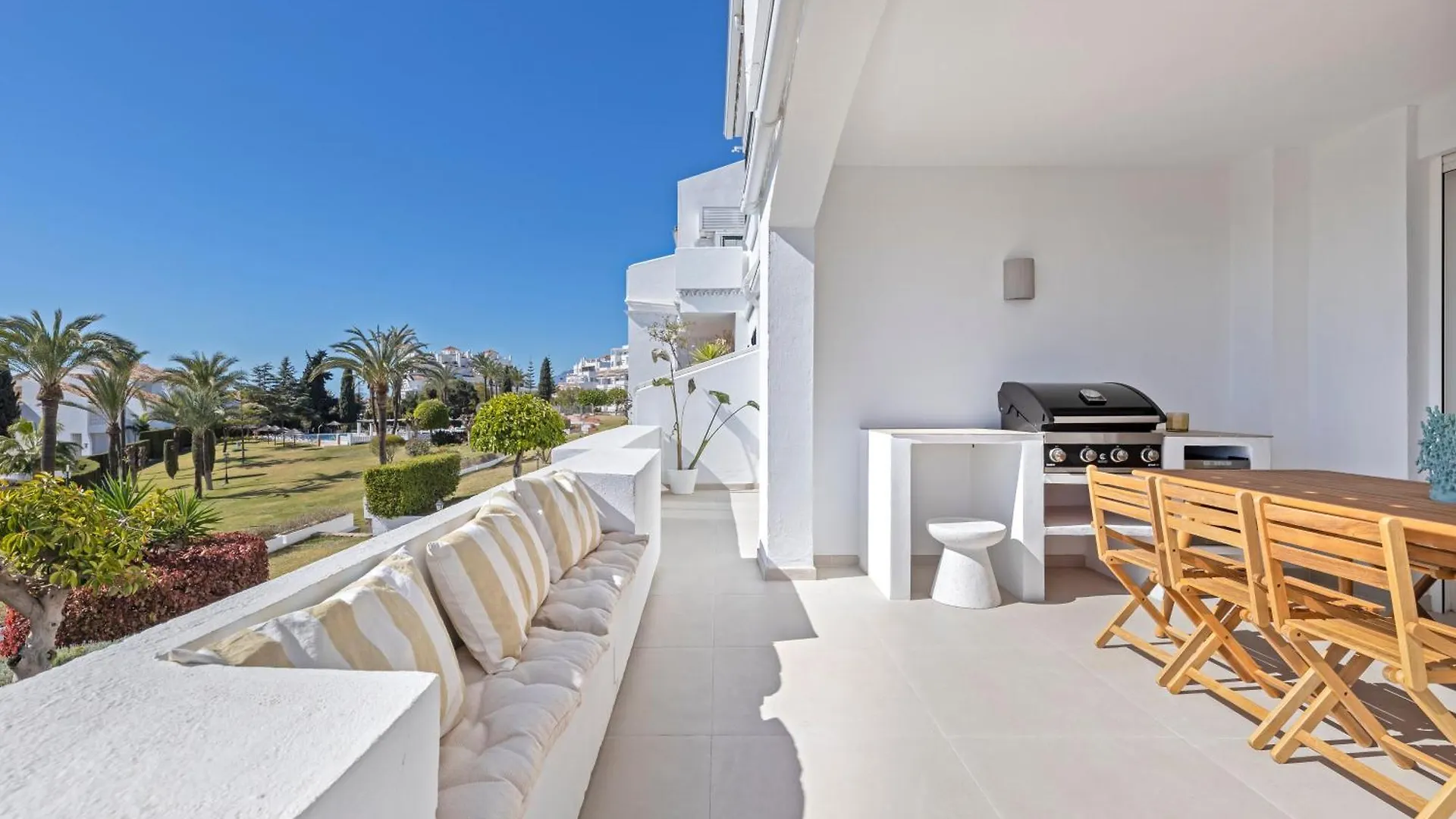 Marbella Banus Suites - Beautiful Modern Flat Sea Views Apartment